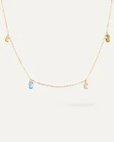 Collar dorado con cadena fina y colgantes de circonitas multicolores en forma de gota.