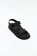 Sandalia baja color celeste con diseño de tiras anchas y hebilla lateral.