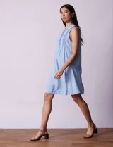 Vestido celeste sin mangas de lino con botones frontales.