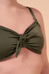 Top de bikini verde militar con nudo central y breteles desmontables.
