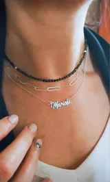 Gargantilla de plata 925 con dije con el nombre "Mariela" en letra cursiva.