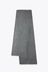 Bufanda rectangular color negro.