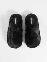 Pantuflas abiertas de piel sintética color beige.