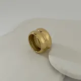 Anillo dorado de acero quirúrgico hipoalergénico con baño en oro 18K, de diseño grueso y redondeado.