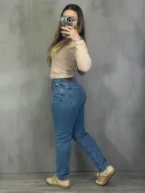 Pantalón de jean celeste de corte recto y tiro alto.