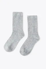 Calcetines altos color gris con detalle de strass.