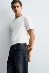 Camiseta slim fit de manga corta y cuello redondo, confeccionada en tejido de algodón con elasticidad.