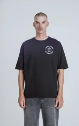 Remera negra de manga corta con cuello redondo y calce oversize. Estampa en el frente con diseño de la carta del tarot 'El Ermitaño'.