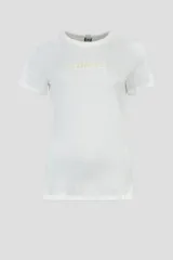 Remera blanca de algodón con cuello redondo y estampado frontal con el logo de la marca Colcci en color beige.