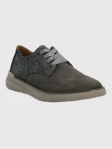 Zapato acordonado de gamuza color gris con perforaciones y detalles de picado inglés.