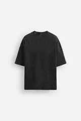 Camiseta azul con efecto lavado, corte holgado, cuello redondo y mangas cortas.