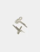 Par de aros colgantes plateados con forma de moño cubiertos de strass y flecos de strass.