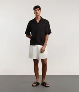 Camisa masculina de lino negro, modelo boxy, con cuello bowling y manga corta.