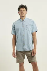 Camisa de jean azul con cuello tipo polo y botones frontales, ideal para un look casual.
