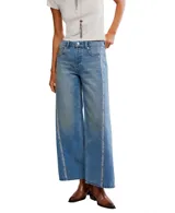 Pantalón de jean azul de tiro medio, con silueta amplia y recta. Presenta un diseño de cinco bolsillos y una costura vertical marcada en contraste a lo largo de las piernas.