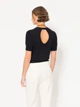 Sweater celeste tejido en bucle, de mangas cortas y largo a la primer cadera.
