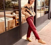 Pantalón slouchy de cuero ovino italiano color burdeos, corte mom fit con tiro semi alto, tajos inferiores y bolsillos laterales.