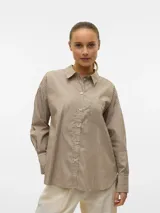 Camisa holgada a rayas verticales marrones y blancas, con cuello clásico, mangas largas y cierre de botones.