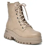 Bota de caña media color beige, con cordones y suela track.