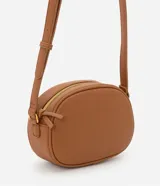Bolso camera bag pequeño de poliuretano color negro, con forma redondeada, correa ajustable, bolsillo delantero y cierre superior.
