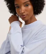 Buzo suéter de chenille color blanco, con cuello alto y rib en puños, cuello y bajo.