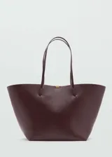 Bolso shopper grande color borgoña, con doble asa corta y cierre metálico a presión. Incluye un bolsillo interior con cremallera y detalle metálico frontal.