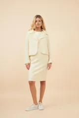 Chaqueta color crudo de lana fina sin teñir, de corte recto con cuello solapa y mangas 3/4.