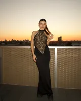 Vestido largo de fiesta con corpiño de encaje floral color beige con forro negro y falda negra lisa.