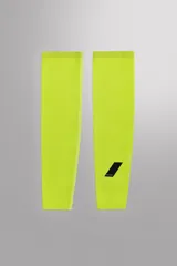 Par de manguitos de running color amarillo flúor, confeccionados en tejido técnico elástico, con banda de silicona en el borde superior y logo estampado.