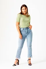 Remera verde de punto con cuello redondo y mangas cortas.