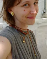 Collar regulable de bronce macizo con cuentas de piedra natural de cuarzo lima y jaspe rojo, y un dije central de labradorita.