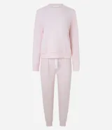 Conjunto de pijama largo color rosa claro, compuesto por un buzo de cuello redondo y un pantalón con lazo en la cintura.