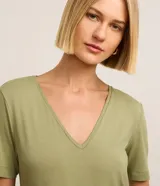 Blusa verde de viscosa con escote en V y mangas cortas.