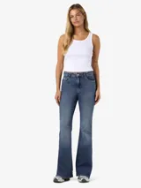 Jean slim flared fit de tiro alto color azul denim, con pierna acampanada y cierre de botón y cremallera. Confeccionado en denim de sarga.