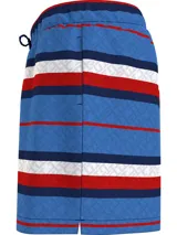 Short de baño Tommy Hilfiger con estampado de rayas horizontales en azul, blanco y rojo. Diseño con monograma TH estampado en azul sobre las rayas azules. Cintura elástica con cordón ajustable.