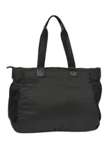 Bolso color beige con asas de cinta negra, bolsillos laterales de red negra y cierre superior con cremallera.