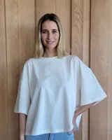 Remerón blanco de algodón de corte amplio.