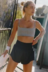 Short deportivo negro con cintura alta y corte holgado.