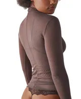 Top de tejido ligero y transparente con escote alto y costuras expuestas, ajustado al cuerpo.