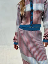 Falda midi acanalada con diseño a rayas verticales en tonos rosados, celestes y blancos.