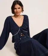 Pantalón pantalona azul marino de viscosa y lino, con cintura alta con botones y bajo largo.