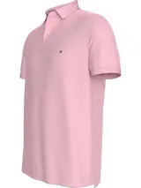 Chomba rosa de Tommy Hilfiger, corte regular, con cuello tipo chomba, cartera de dos botones, logo bordado en el pecho y detalles distintivos de la marca.