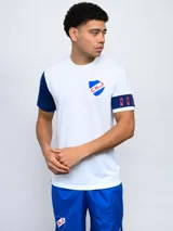 Remera de fútbol azul con mangas en celeste y escudo del Club Nacional de Football en el pecho.
