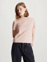 Remera rosa de algodón con cuello redondo y mangas cortas. Presenta múltiples logos de Calvin Klein Jeans en relieve.