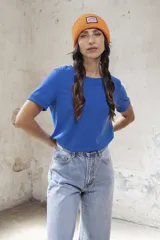 Remera blanca de manga corta y cuello redondo.