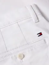 Pantalón chino blanco de pierna recta, confeccionado en satén de algodón elástico.
