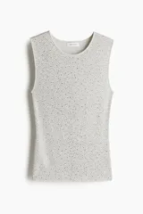 Musculosa de punto color gris claro, con cuello redondo y sin mangas. Decorada con strass plateado de diferentes tamaños.