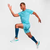 Remera de running Nike Dri-Fit Uv Miler color celeste con logo reflectivo en el pecho.