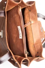 Cartera tipo tote de gamuza color marrón con flecos y detalles en cuero negro charol.