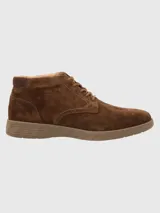 Bota de caña media color marrón de gamuza, con cordones y suela plana.